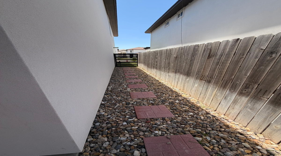 7917 Elka Lp, Laredo TX, Texas 78045, 3 Bedrooms Bedrooms, 6 Rooms Rooms,2 BathroomsBathrooms,Residential,For Rent,7917 Elka Lp,20261921