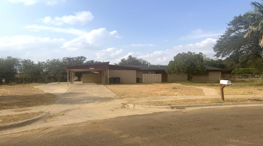 678 Cottonwood Cir, Laredo, Texas 78041, 4 Bedrooms Bedrooms, 7 Rooms Rooms,2 BathroomsBathrooms,Residential,For Sale,678 Cottonwood Cir,20261923