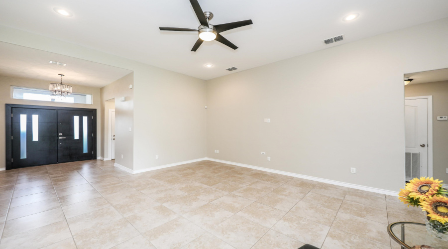 210 Bluff Oak Dr, Laredo, Texas 78045, 4 Bedrooms Bedrooms, 7 Rooms Rooms,2 BathroomsBathrooms,Residential,For Sale,210 Bluff Oak Dr,20261937