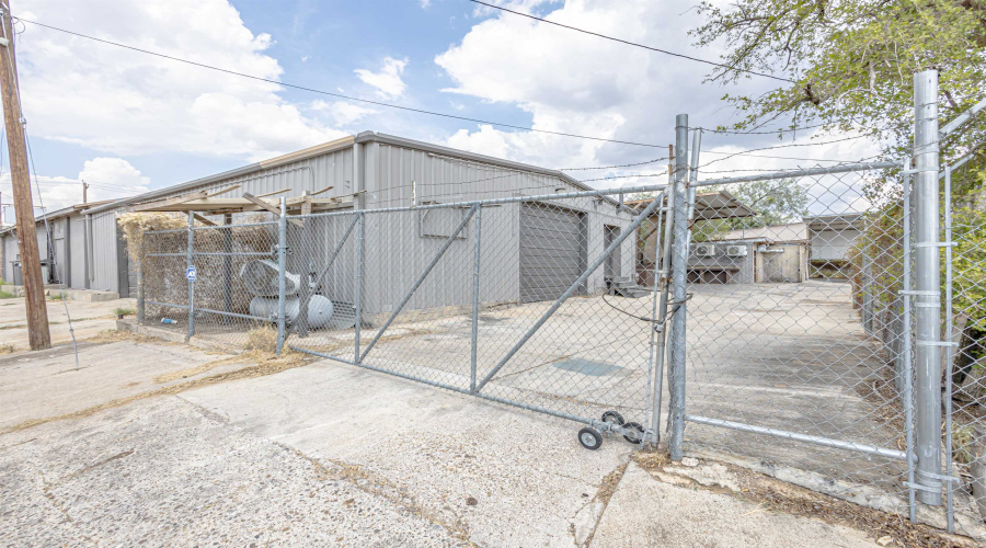 603 N Loring Ave, LAREDO, Texas 78040, 1 Room Rooms,1 BathroomBathrooms,Commercial retail/office,For Rent,603 N Loring Ave,20261944