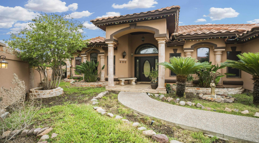 326 Lake Carnegie Ct., LAREDO, Texas 78041, 4 Bedrooms Bedrooms, 9 Rooms Rooms,4 BathroomsBathrooms,Residential,For Sale,326 Lake Carnegie Ct.,20261946