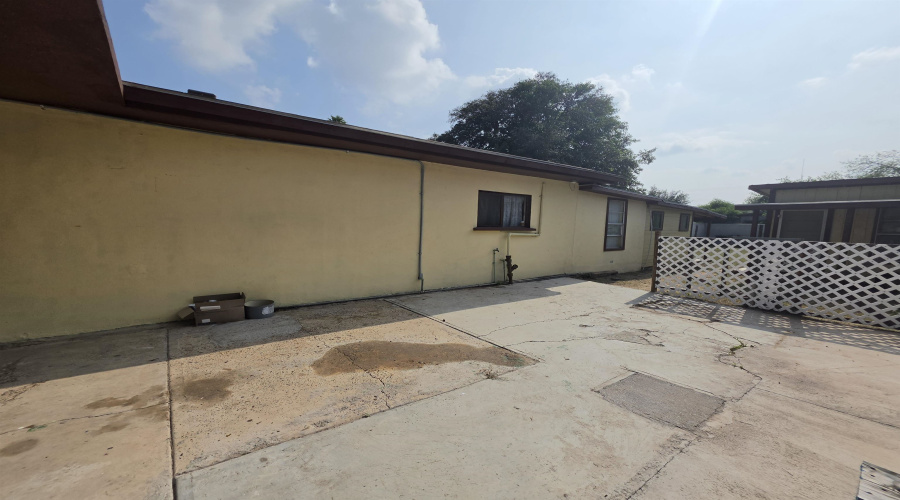 2514 Flores Ave, Laredo, Texas 78040, 3 Bedrooms Bedrooms, 4 Rooms Rooms,2 BathroomsBathrooms,Residential,For Sale,2514 Flores Ave,20261947