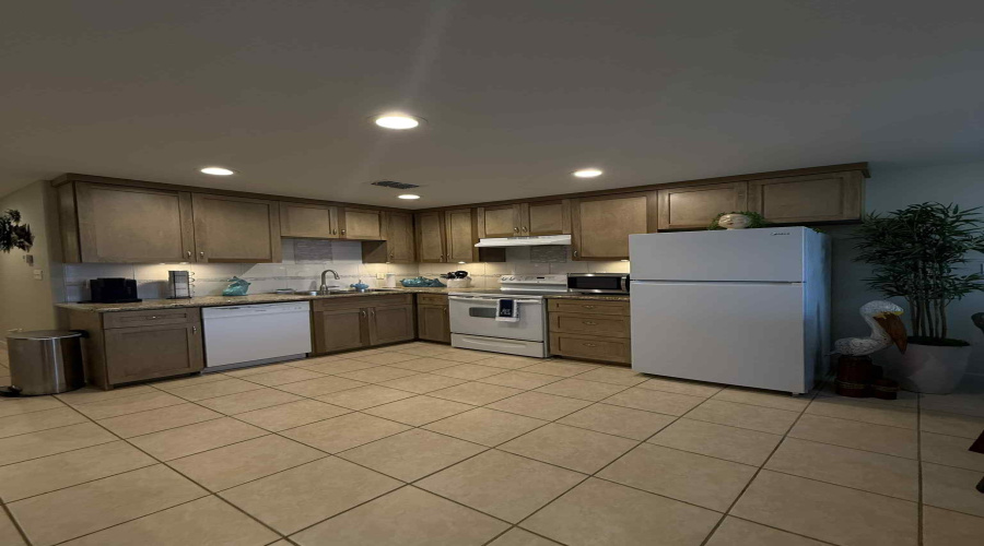 101 E Capricorn Dr., South Padre Island, Texas 78597, 2 Bedrooms Bedrooms, 8 Rooms Rooms,2 BathroomsBathrooms,Residential,For Rent,101 E Capricorn Dr.,20261956