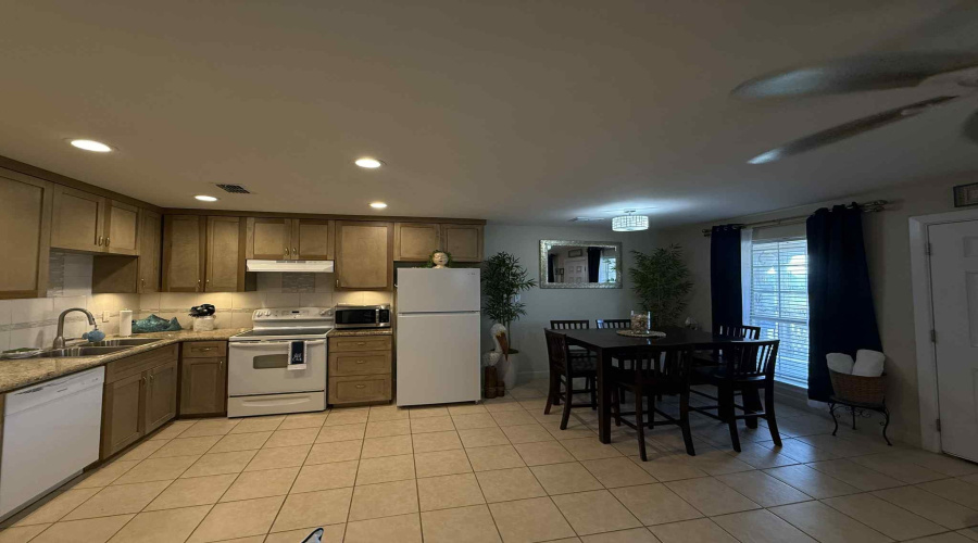 101 E Capricorn Dr., South Padre Island, Texas 78597, 2 Bedrooms Bedrooms, 8 Rooms Rooms,2 BathroomsBathrooms,Residential,For Rent,101 E Capricorn Dr.,20261956