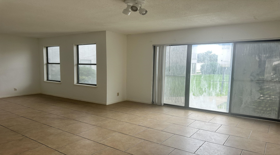 100 E Village Blvd, LAREDO, Texas 78041, 3 Bedrooms Bedrooms, 5 Rooms Rooms,2 BathroomsBathrooms,Residential,For Rent,100 E Village Blvd,20261959