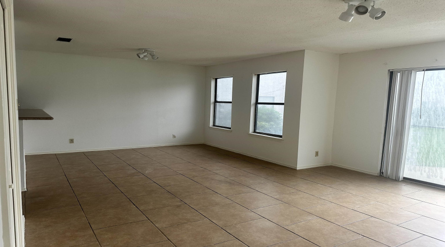 100 E Village Blvd, LAREDO, Texas 78041, 3 Bedrooms Bedrooms, 5 Rooms Rooms,2 BathroomsBathrooms,Residential,For Rent,100 E Village Blvd,20261959