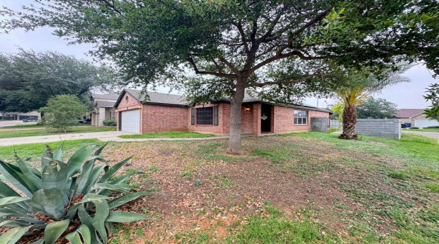 101 Jacales Ct, Laredo, Texas 78045, 3 Bedrooms Bedrooms, 5 Rooms Rooms,2 BathroomsBathrooms,Residential,For Sale,101 Jacales Ct,20261960