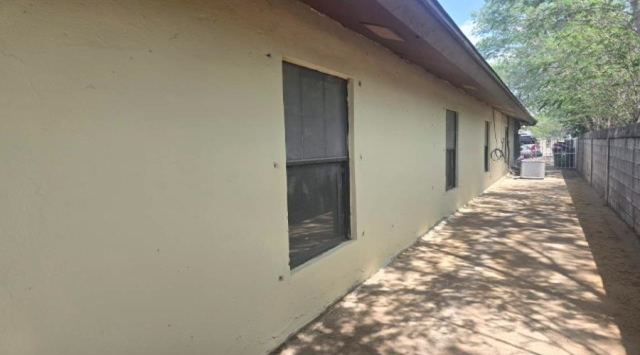 2016 S India Ave, Laredo, Texas 78046, ,Multi-family,For Sale,2016 S India Ave,20261970