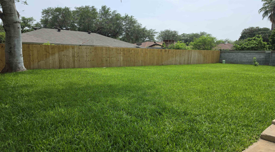 1233 St Patrick Dr, Laredo, Texas 78045, 3 Bedrooms Bedrooms, 7 Rooms Rooms,2 BathroomsBathrooms,Residential,For Sale,1233 St Patrick Dr,20261963