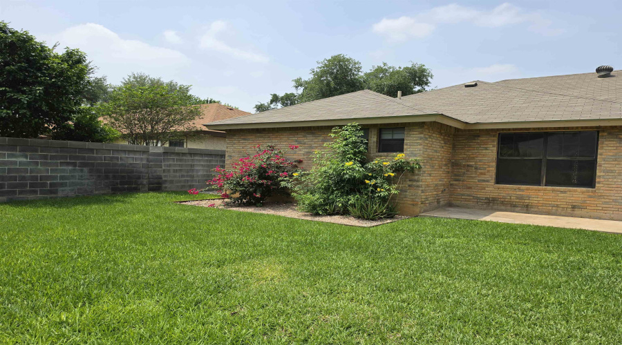 1233 St Patrick Dr, Laredo, Texas 78045, 3 Bedrooms Bedrooms, 7 Rooms Rooms,2 BathroomsBathrooms,Residential,For Sale,1233 St Patrick Dr,20261963