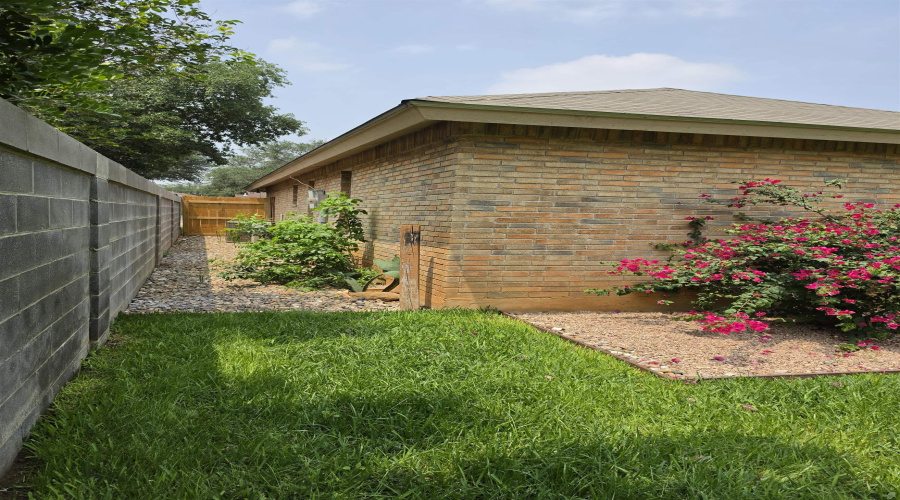 1233 St Patrick Dr, Laredo, Texas 78045, 3 Bedrooms Bedrooms, 7 Rooms Rooms,2 BathroomsBathrooms,Residential,For Sale,1233 St Patrick Dr,20261963