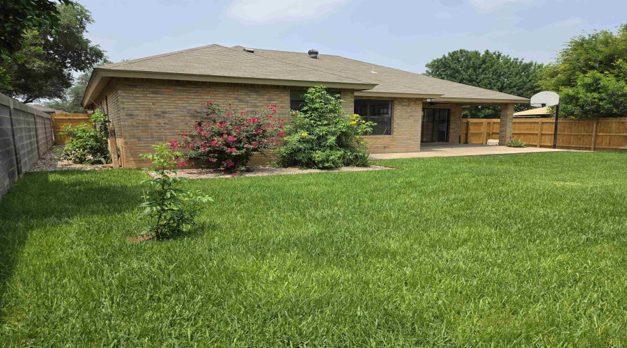 1233 St Patrick Dr, Laredo, Texas 78045, 3 Bedrooms Bedrooms, 7 Rooms Rooms,2 BathroomsBathrooms,Residential,For Sale,1233 St Patrick Dr,20261963