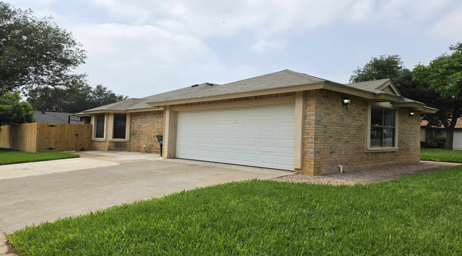 1233 St Patrick Dr, Laredo, Texas 78045, 3 Bedrooms Bedrooms, 7 Rooms Rooms,2 BathroomsBathrooms,Residential,For Sale,1233 St Patrick Dr,20261963