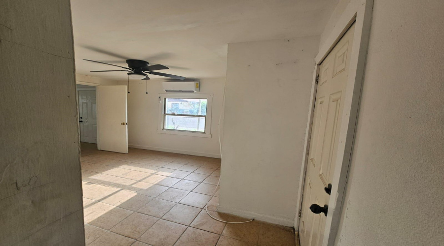 2419 Sanchez St, Laredo, Texas 78040, 2 Bedrooms Bedrooms, 4 Rooms Rooms,1 BathroomBathrooms,Residential,For Rent,2419 Sanchez St,20261973