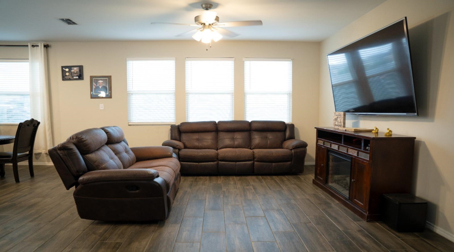 4207 Lorisa, Laredo, Texas 78046, 5 Bedrooms Bedrooms, 7 Rooms Rooms,2 BathroomsBathrooms,Residential,For Sale,4207 Lorisa,20261979