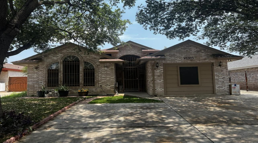 10203 Center Rd, Laredo, Texas 78045, 4 Bedrooms Bedrooms, 6 Rooms Rooms,2 BathroomsBathrooms,Residential,For Sale,10203 Center Rd,20261987