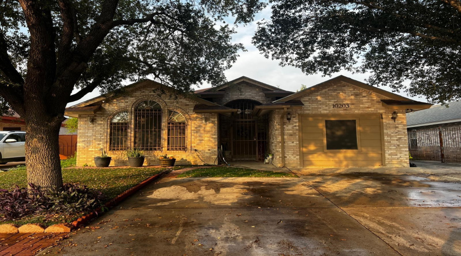 10203 Center Rd, Laredo, Texas 78045, 4 Bedrooms Bedrooms, 6 Rooms Rooms,2 BathroomsBathrooms,Residential,For Sale,10203 Center Rd,20261987