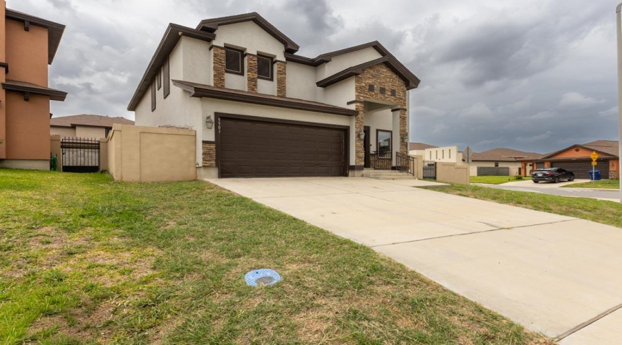 5501 Brava Dr., Laredo, Texas 78046, 5 Bedrooms Bedrooms, 8 Rooms Rooms,2 BathroomsBathrooms,Residential,For Sale,5501 Brava Dr.,20261990