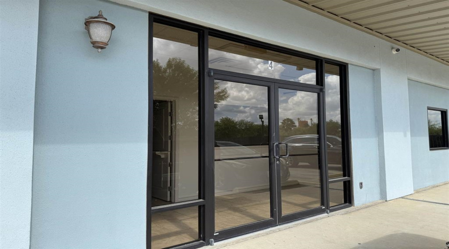 9019 Mines Rd, LAREDO, Texas 78045, 1 Room Rooms,1 BathroomBathrooms,Commercial retail/office,For Rent,9019 Mines Rd,20261995