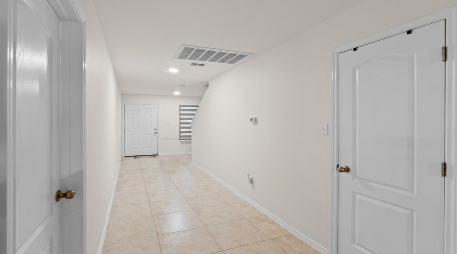 5618 Lone Star Loop, LAREDO, Texas 78046, 3 Bedrooms Bedrooms, 6 Rooms Rooms,2 BathroomsBathrooms,Residential,For Rent,5618 Lone Star Loop,20261991