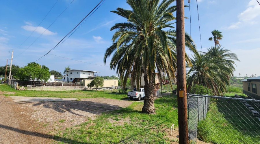 2036 N Siesta Ln, Zapata, Texas 78076, 1 Bedroom Bedrooms, 1 Room Rooms,2 BathroomsBathrooms,Residential,For Sale,2036 N Siesta Ln,20262005