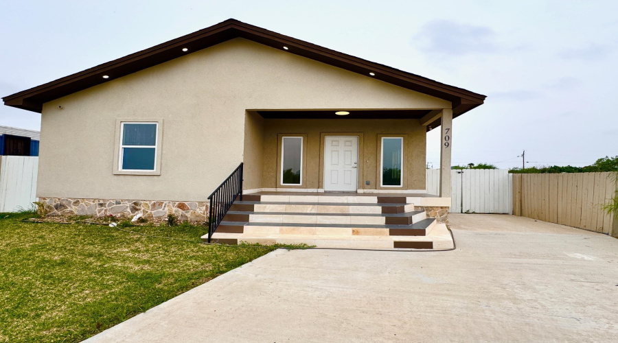 709 Palo De Rosa Loop, LAREDO, Texas 78043, 3 Bedrooms Bedrooms, 5 Rooms Rooms,2 BathroomsBathrooms,Residential,For Sale,709 Palo De Rosa Loop,20262031