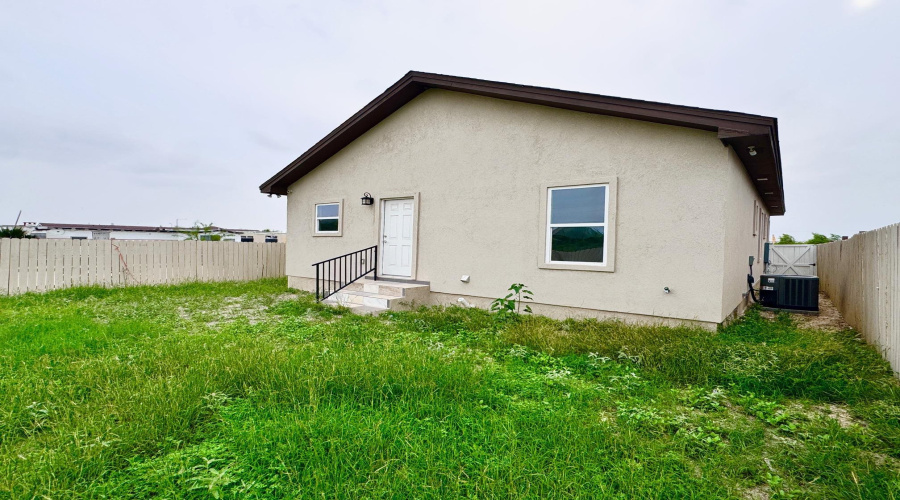 709 Palo De Rosa Loop, LAREDO, Texas 78043, 3 Bedrooms Bedrooms, 5 Rooms Rooms,2 BathroomsBathrooms,Residential,For Sale,709 Palo De Rosa Loop,20262031
