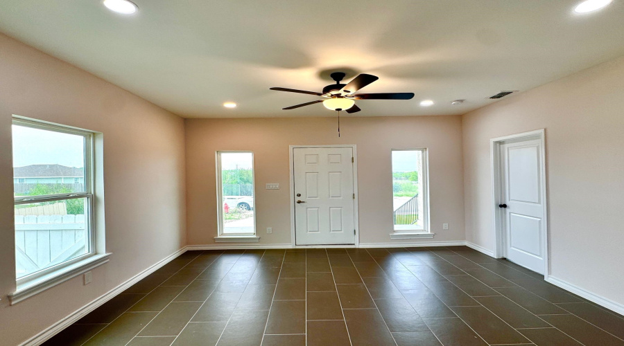 709 Palo De Rosa Loop, LAREDO, Texas 78043, 3 Bedrooms Bedrooms, 5 Rooms Rooms,2 BathroomsBathrooms,Residential,For Sale,709 Palo De Rosa Loop,20262031
