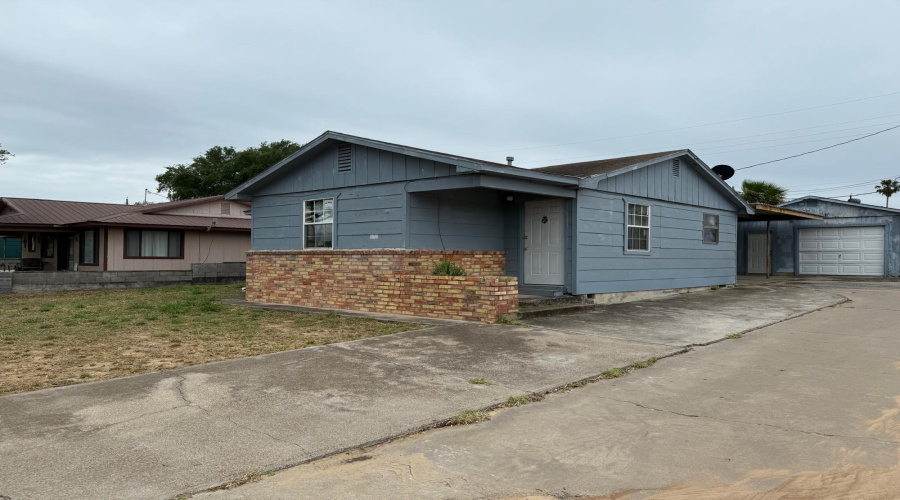 2153 Willow Cove Dr., Zapata, Texas 78076, 2 Bedrooms Bedrooms, 4 Rooms Rooms,1 BathroomBathrooms,Residential,For Sale,2153 Willow Cove Dr.,20251952