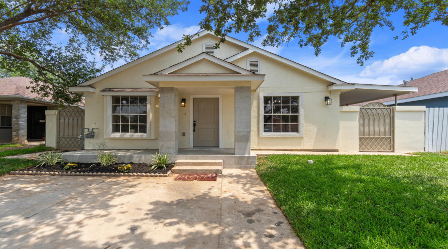 813 Deer Ln, Laredo, Texas 78045, 3 Bedrooms Bedrooms, 5 Rooms Rooms,2 BathroomsBathrooms,Residential,For Sale,813 Deer Ln,20262049