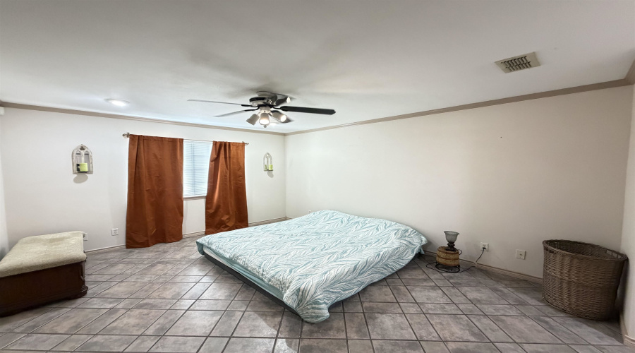 1524 Summit Dr, Laredo, Texas 78045, 3 Bedrooms Bedrooms, 7 Rooms Rooms,2 BathroomsBathrooms,Residential,For Sale,1524 Summit Dr,20262059