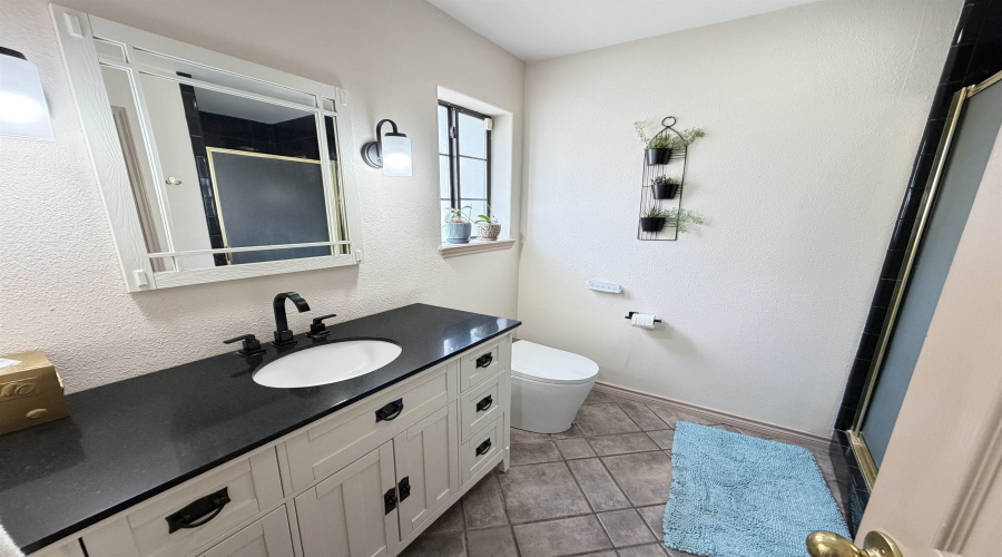 1524 Summit Dr, Laredo, Texas 78045, 3 Bedrooms Bedrooms, 7 Rooms Rooms,2 BathroomsBathrooms,Residential,For Sale,1524 Summit Dr,20262059