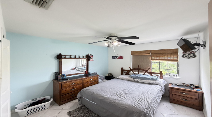 1524 Summit Dr, Laredo, Texas 78045, 3 Bedrooms Bedrooms, 7 Rooms Rooms,2 BathroomsBathrooms,Residential,For Sale,1524 Summit Dr,20262059