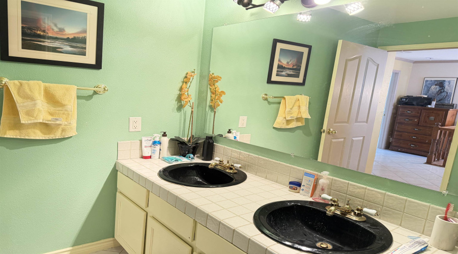 1524 Summit Dr, Laredo, Texas 78045, 3 Bedrooms Bedrooms, 7 Rooms Rooms,2 BathroomsBathrooms,Residential,For Sale,1524 Summit Dr,20262059