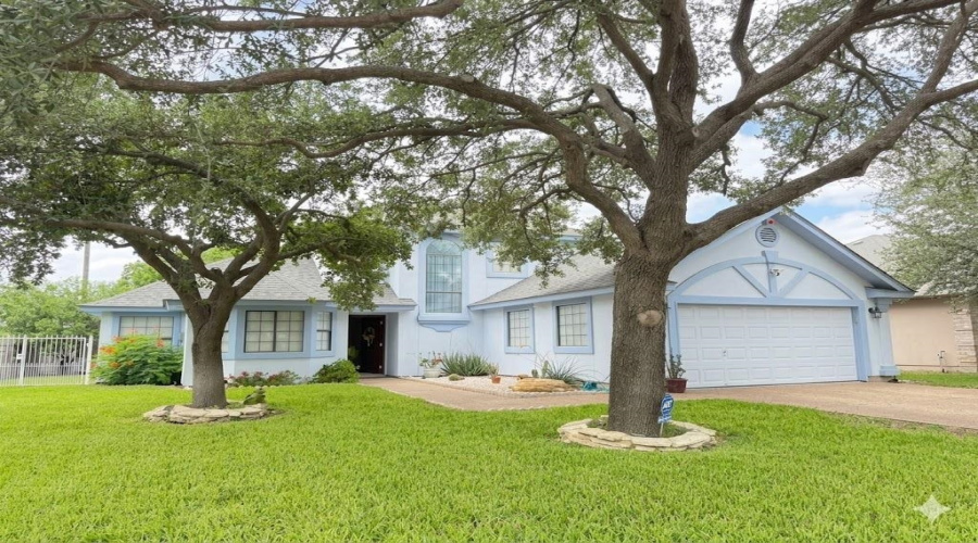 1524 Summit Dr, Laredo, Texas 78045, 3 Bedrooms Bedrooms, 7 Rooms Rooms,2 BathroomsBathrooms,Residential,For Sale,1524 Summit Dr,20262059