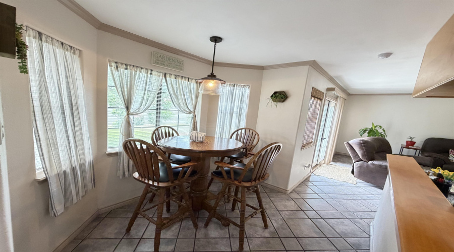 1524 Summit Dr, Laredo, Texas 78045, 3 Bedrooms Bedrooms, 7 Rooms Rooms,2 BathroomsBathrooms,Residential,For Sale,1524 Summit Dr,20262059