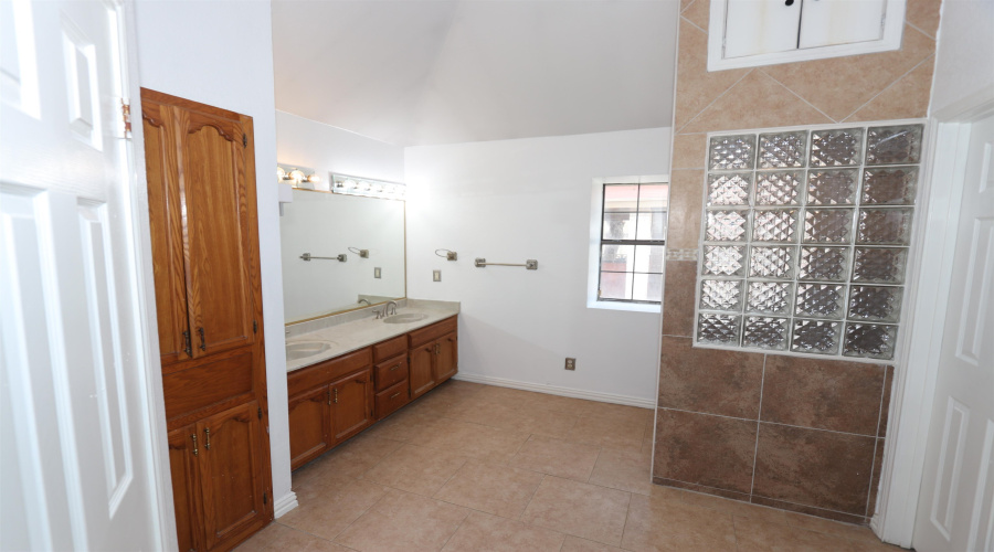 609 St James Crt, Laredo, Texas 78041, 4 Bedrooms Bedrooms, 8 Rooms Rooms,3 BathroomsBathrooms,Residential,For Rent,609 St James Crt,20262072