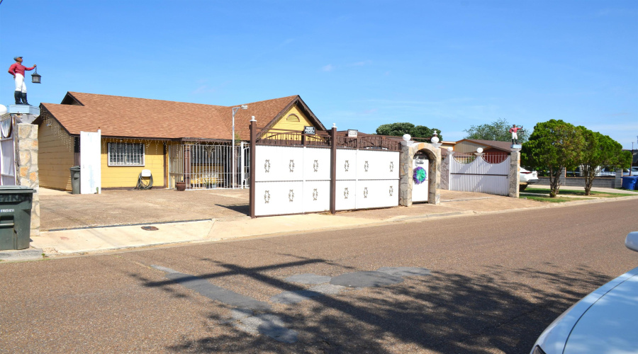 133 Los Fresnos Lp, Laredo, Texas 78046-7717, 3 Bedrooms Bedrooms, 5 Rooms Rooms,2 BathroomsBathrooms,Residential,For Sale,133 Los Fresnos Lp,20262075