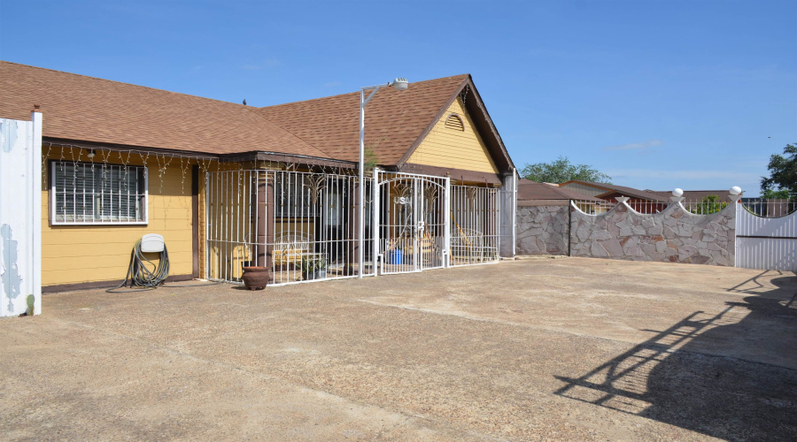 133 Los Fresnos Lp, Laredo, Texas 78046-7717, 3 Bedrooms Bedrooms, 5 Rooms Rooms,2 BathroomsBathrooms,Residential,For Sale,133 Los Fresnos Lp,20262075