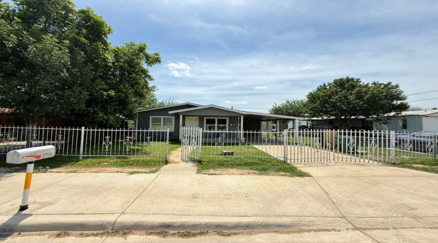 1755 N 7th St, Crystal City, Texas 78839, 3 Bedrooms Bedrooms, 3 Rooms Rooms,1 BathroomBathrooms,Residential,For Sale,1755 N 7th St,20262086