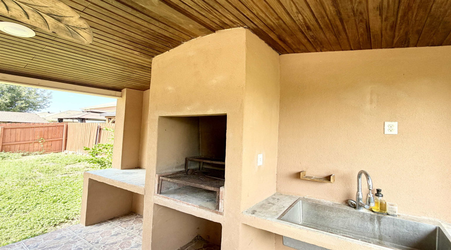 1515 Cozumel Dr, Laredo, Texas 78046, 4 Bedrooms Bedrooms, 5 Rooms Rooms,2 BathroomsBathrooms,Residential,For Sale,1515 Cozumel Dr,20262087