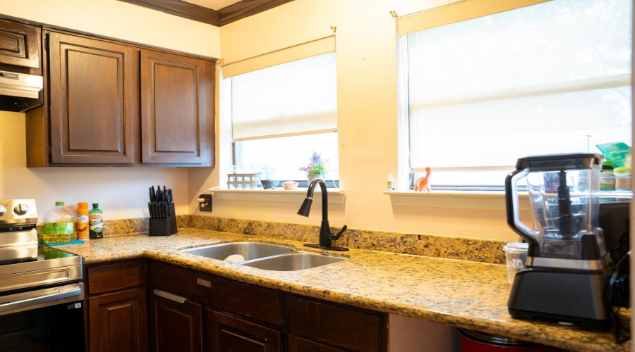 101 W Del Mar Blvd, Laredo, Texas 78041, 3 Bedrooms Bedrooms, 5 Rooms Rooms,2 BathroomsBathrooms,Residential,For Sale,101 W Del Mar Blvd,20262103