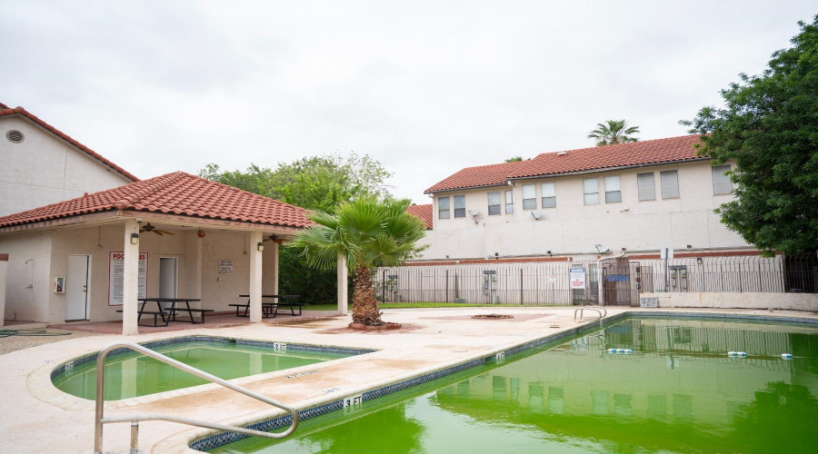 101 W Del Mar Blvd, Laredo, Texas 78041, 3 Bedrooms Bedrooms, 5 Rooms Rooms,2 BathroomsBathrooms,Residential,For Sale,101 W Del Mar Blvd,20262103