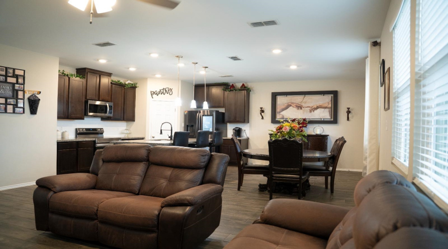 4207 Lorisa, Laredo, Texas 78046, 5 Bedrooms Bedrooms, 7 Rooms Rooms,2 BathroomsBathrooms,Residential,For Rent,4207 Lorisa,20262104