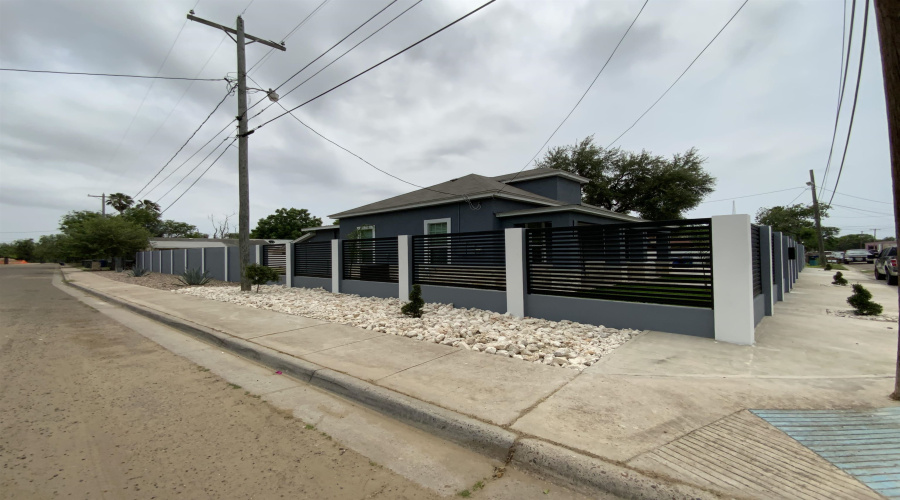 919 Willow St, Laredo, Texas 78040, 3 Bedrooms Bedrooms, 7 Rooms Rooms,2 BathroomsBathrooms,Residential,For Sale,919 Willow St,20262105