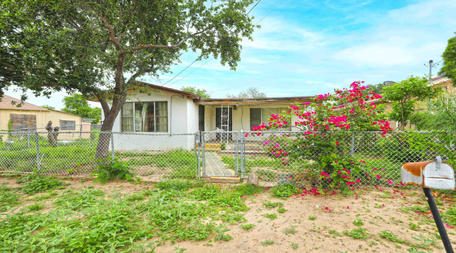 2305 San Jorge Ave, Laredo, Texas 78040, 2 Bedrooms Bedrooms, 4 Rooms Rooms,1 BathroomBathrooms,Residential,For Sale,2305 San Jorge Ave,20262107