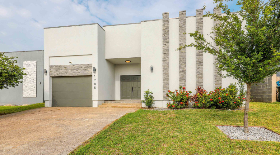 1705 Calvillo Dr., Laredo, Texas 78046, 3 Bedrooms Bedrooms, 6 Rooms Rooms,2 BathroomsBathrooms,Residential,For Sale,1705 Calvillo Dr.,20262112