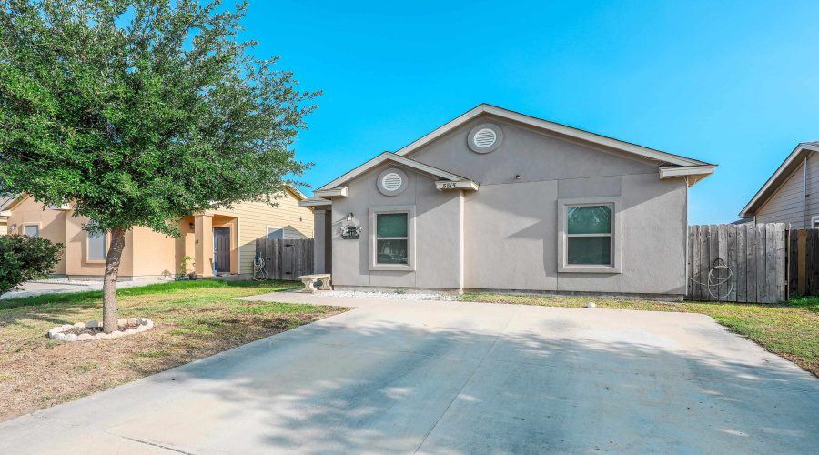 5815 St. Joan of Arc Lp., LAREDO, Texas 78046, 4 Bedrooms Bedrooms, 5 Rooms Rooms,2 BathroomsBathrooms,Residential,For Sale,5815 St. Joan of Arc Lp.,20262114
