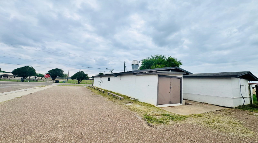 1102 N Smith Ave, Hebbronville, Texas 78361, ,1 BathroomBathrooms,Commercial retail/office,For Sale,1102 N Smith Ave,20262115