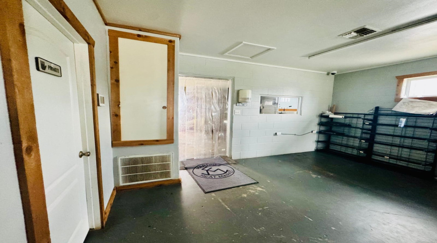 1102 N Smith Ave, Hebbronville, Texas 78361, ,1 BathroomBathrooms,Commercial retail/office,For Sale,1102 N Smith Ave,20262115